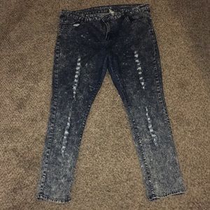 ACID WASHED DISTRESSED SKINNY JEANS
